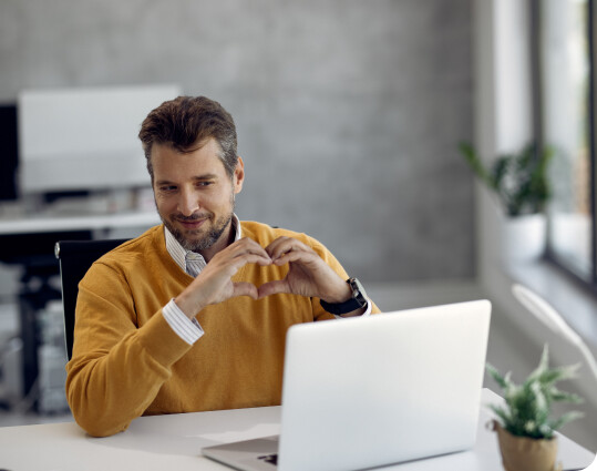 happy business man working on the huubr in his office
